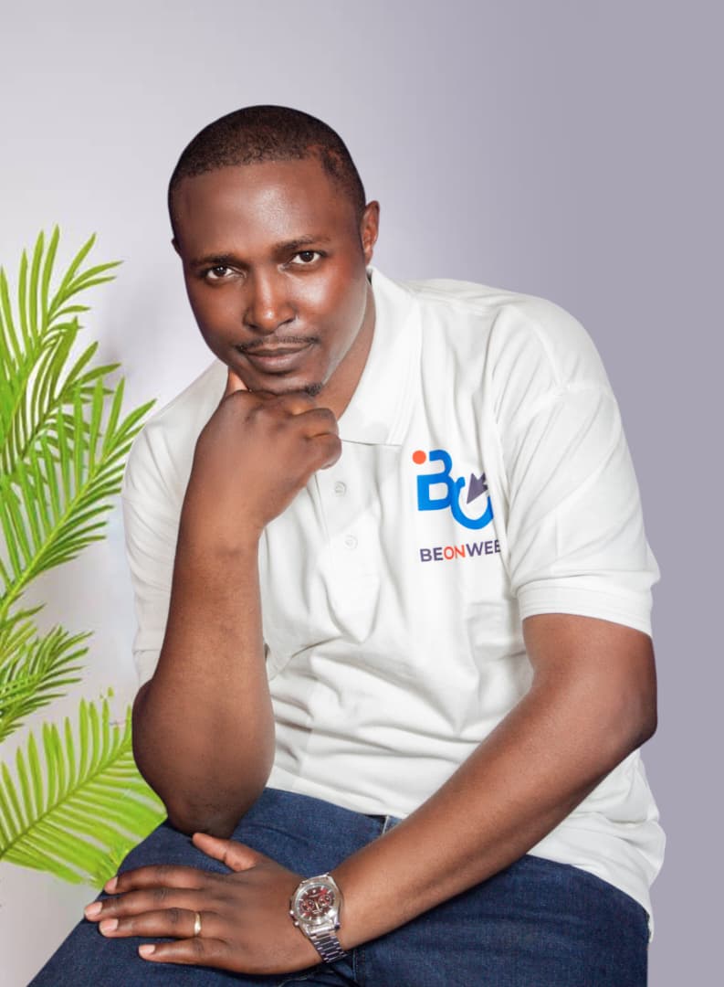 Mimbe Noutchom Théophile portant le polo BEONWEB.